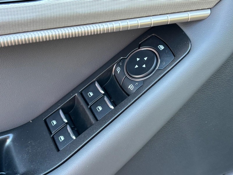 Ford Explorer Vehicle Full-screen Gallery Image 18