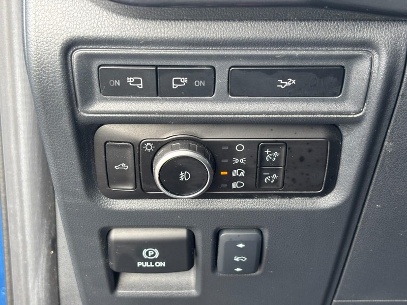 Ford F-150 Vehicle Full-screen Gallery Image 17