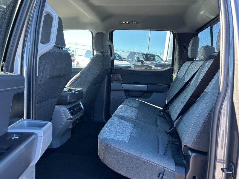 Ford F-150 Vehicle Full-screen Gallery Image 12