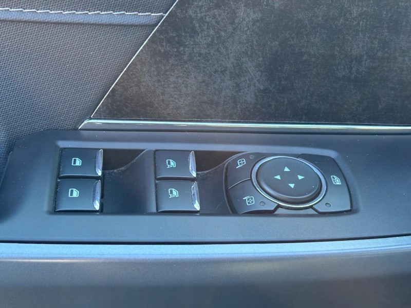 Ford F-150 Vehicle Full-screen Gallery Image 16