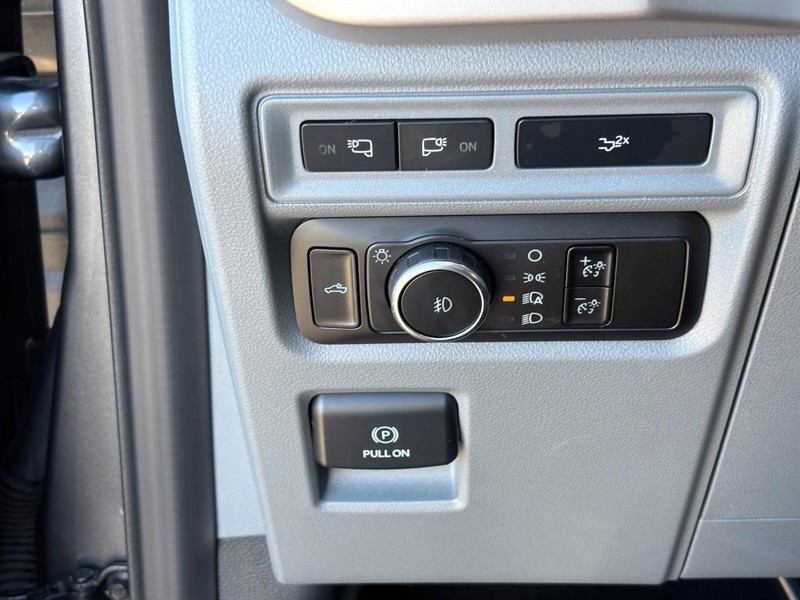 Ford F-150 Vehicle Full-screen Gallery Image 17