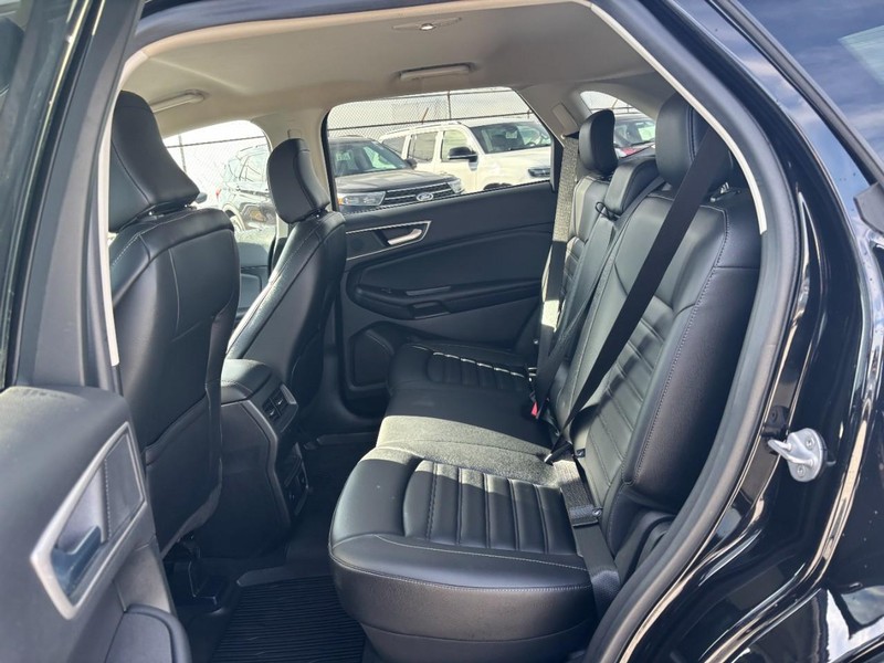 Ford Edge Vehicle Full-screen Gallery Image 12