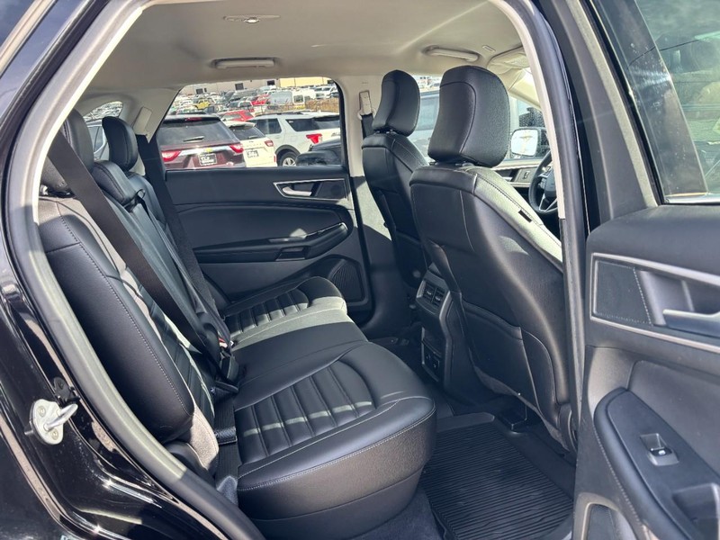 Ford Edge Vehicle Full-screen Gallery Image 13