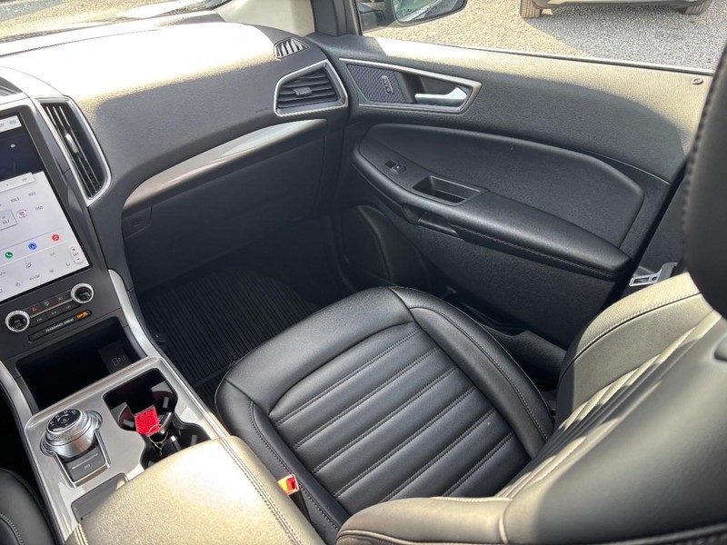 Ford Edge Vehicle Full-screen Gallery Image 16