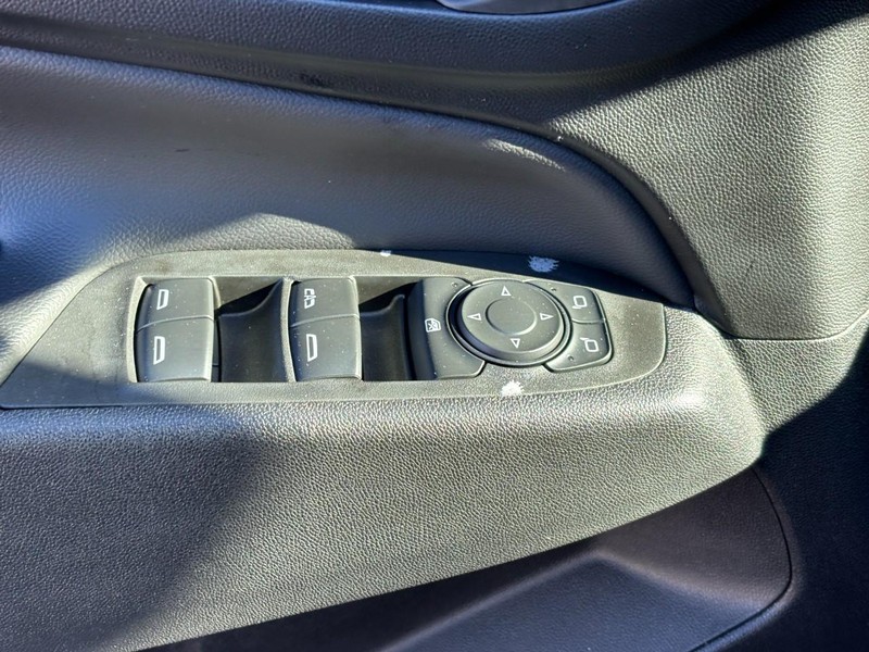 Chevrolet Equinox Vehicle Full-screen Gallery Image 14