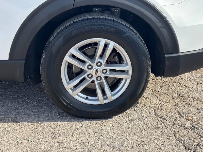 Ford Explorer Vehicle Full-screen Gallery Image 11