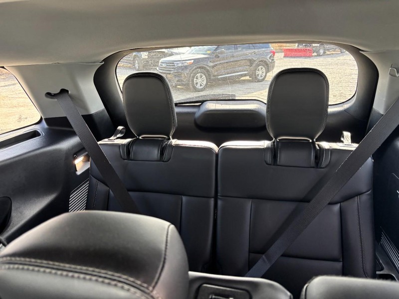 Ford Explorer Vehicle Full-screen Gallery Image 12