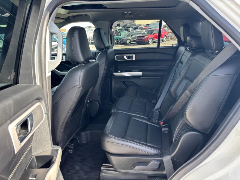 Ford Explorer Vehicle Full-screen Gallery Image 13