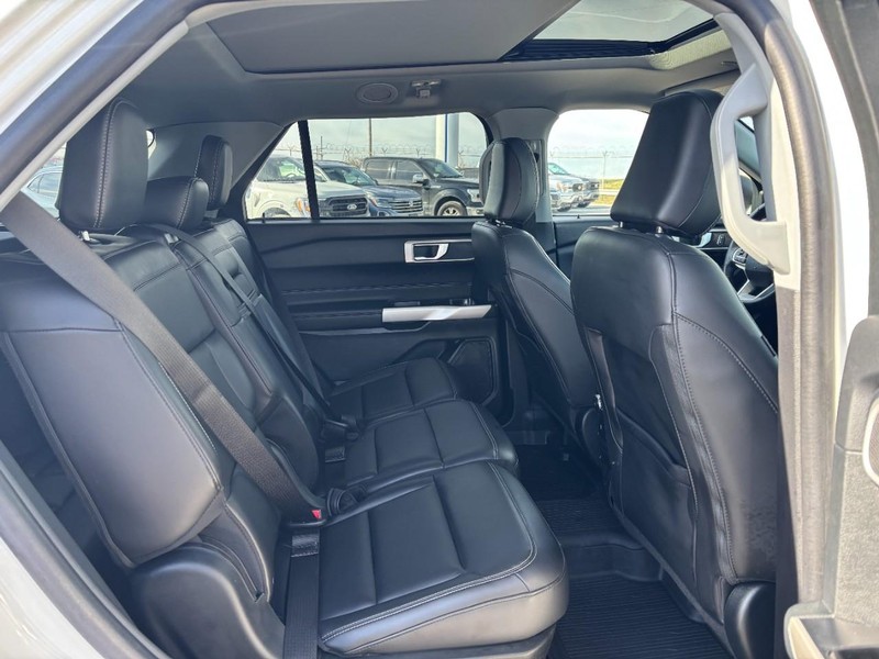 Ford Explorer Vehicle Full-screen Gallery Image 14