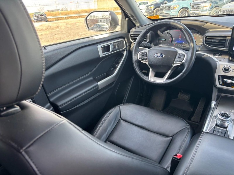 Ford Explorer Vehicle Full-screen Gallery Image 16