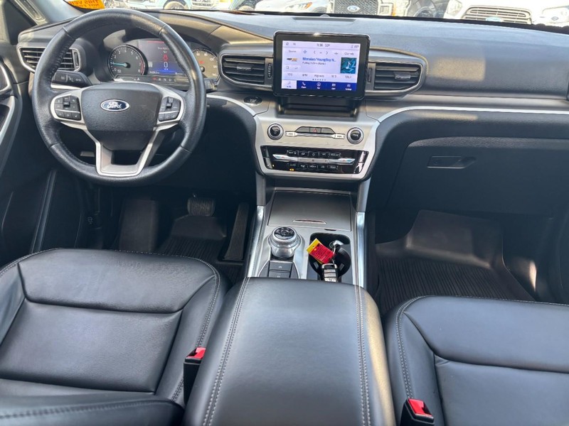 Ford Explorer Vehicle Full-screen Gallery Image 17