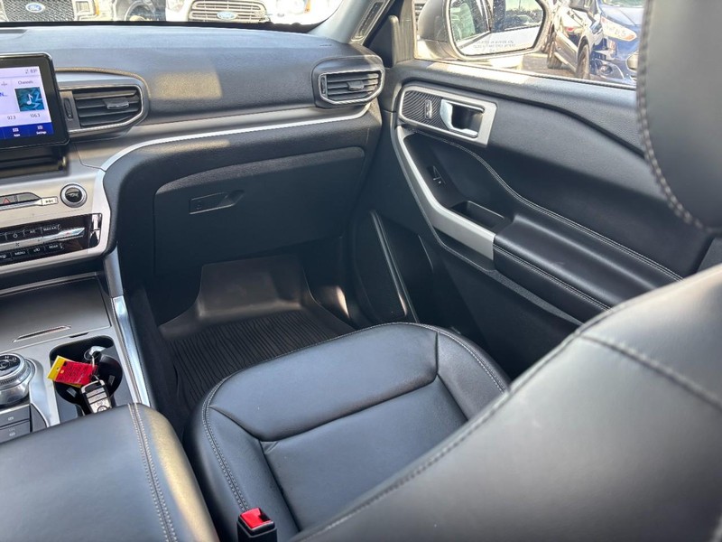 Ford Explorer Vehicle Full-screen Gallery Image 18