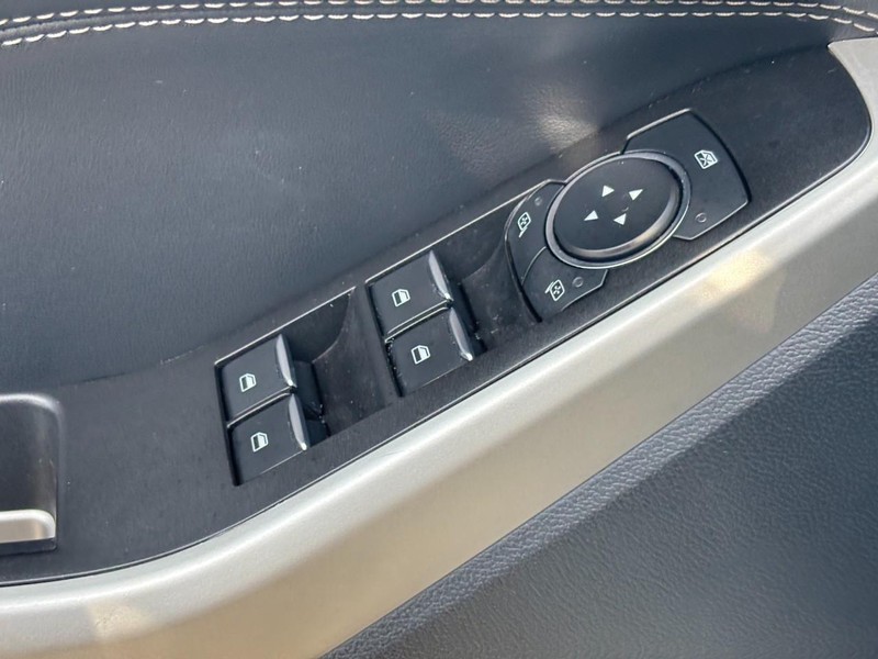 Ford Explorer Vehicle Full-screen Gallery Image 19