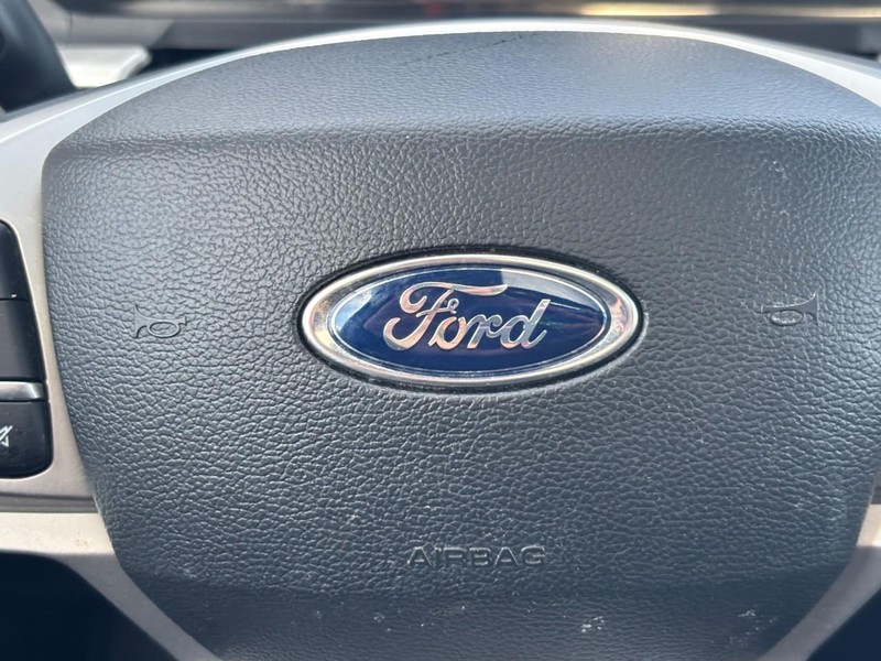 Ford Explorer Vehicle Full-screen Gallery Image 22