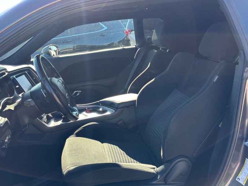 Dodge Challenger Vehicle Full-screen Gallery Image 11