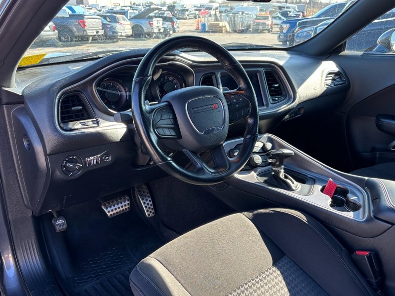 Dodge Challenger Vehicle Full-screen Gallery Image 12