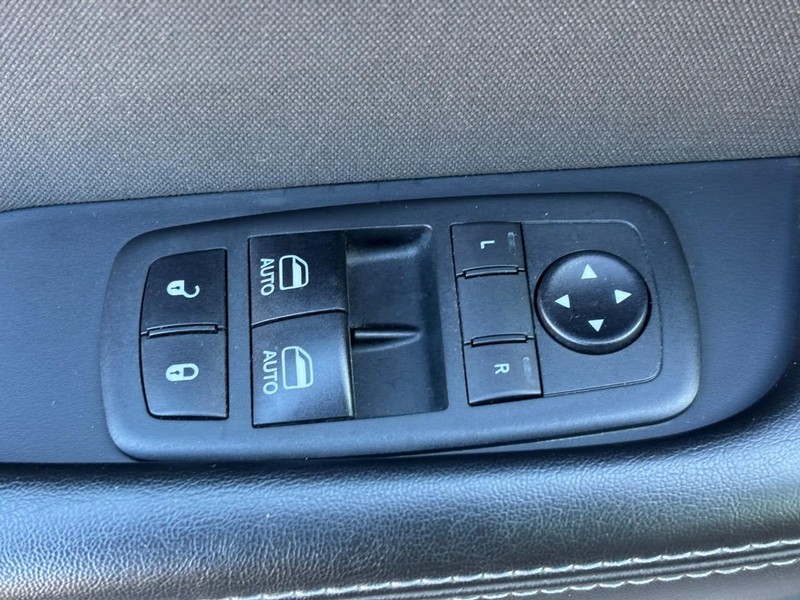 Dodge Challenger Vehicle Full-screen Gallery Image 13