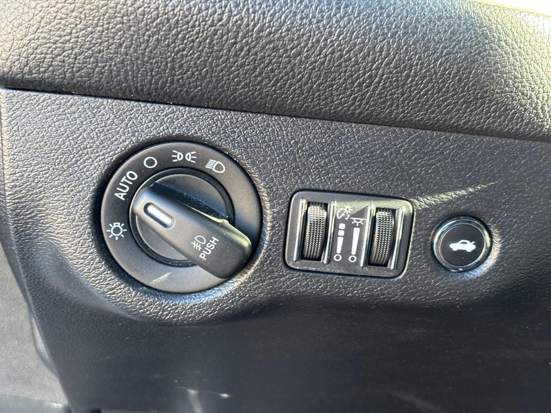 Dodge Challenger Vehicle Full-screen Gallery Image 14