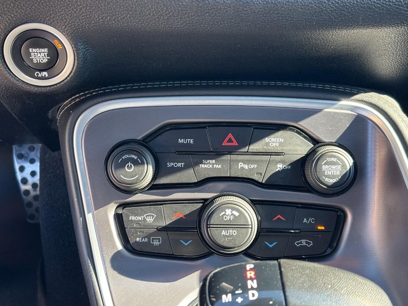 Dodge Challenger Vehicle Full-screen Gallery Image 21