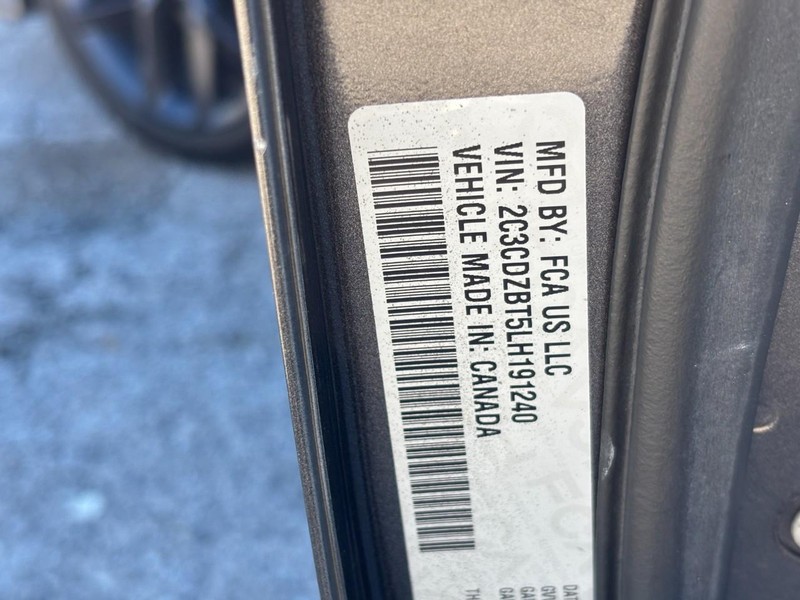 Dodge Challenger Vehicle Full-screen Gallery Image 23