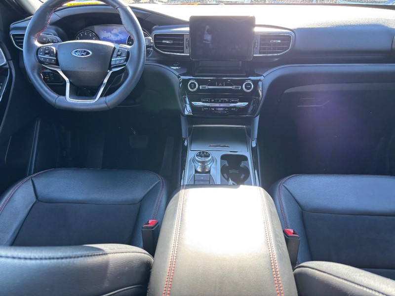 Ford Explorer Vehicle Full-screen Gallery Image 15