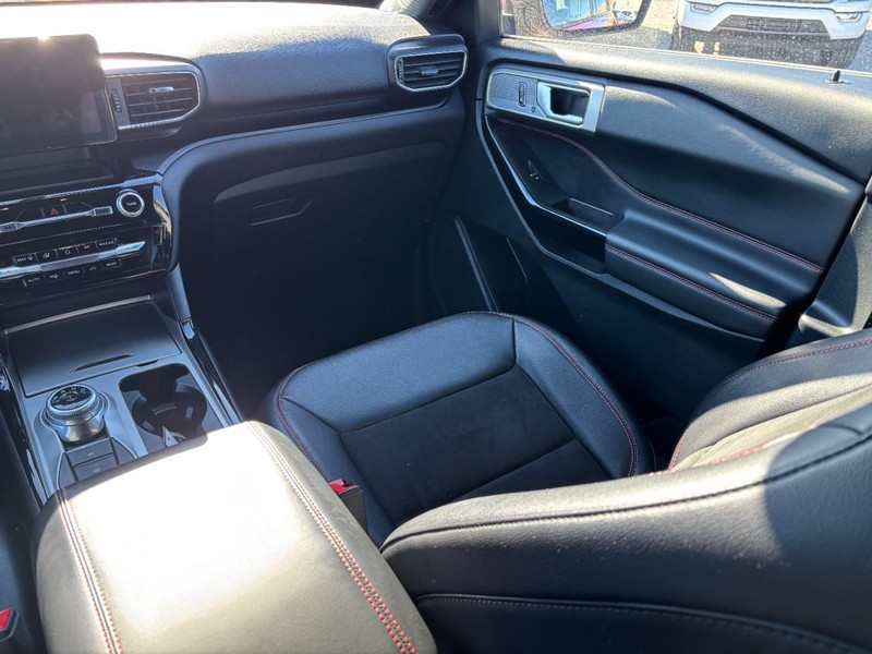 Ford Explorer Vehicle Full-screen Gallery Image 16