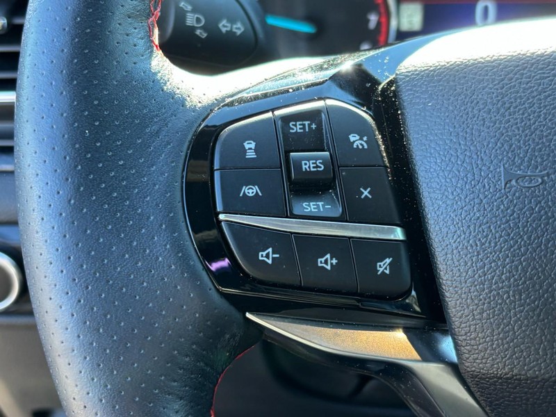 Ford Explorer Vehicle Full-screen Gallery Image 19