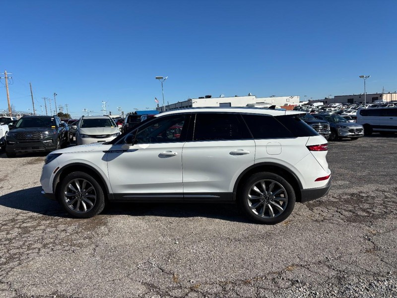 Lincoln Corsair Vehicle Full-screen Gallery Image 11
