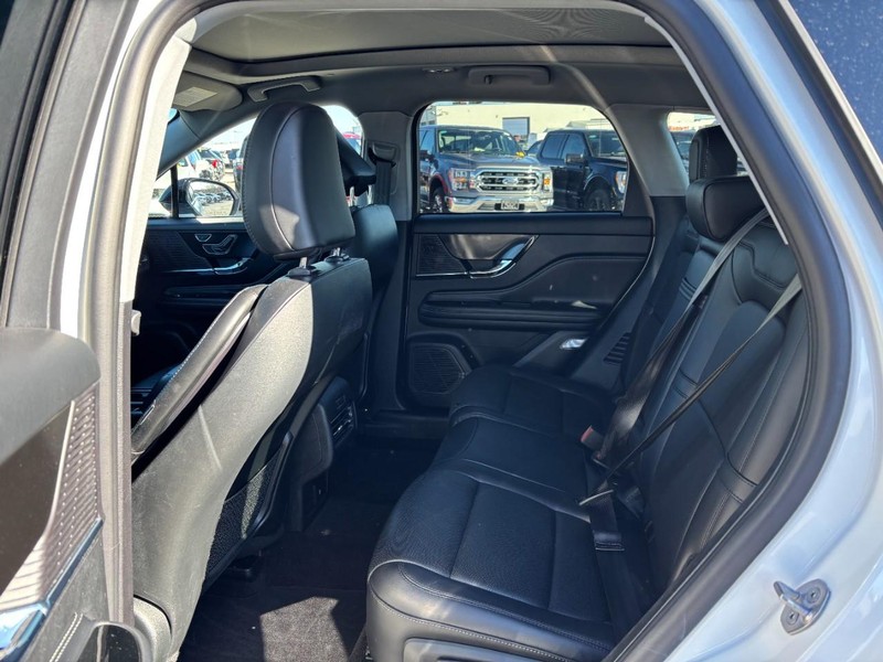 Lincoln Corsair Vehicle Full-screen Gallery Image 13