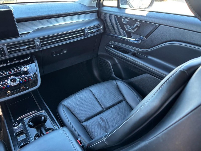 Lincoln Corsair Vehicle Full-screen Gallery Image 16