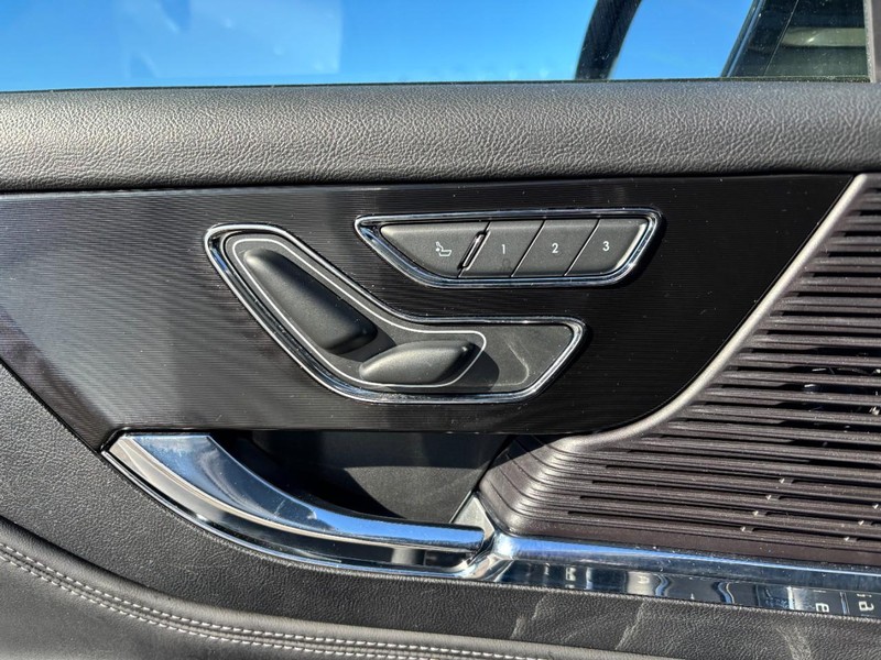 Lincoln Corsair Vehicle Full-screen Gallery Image 17