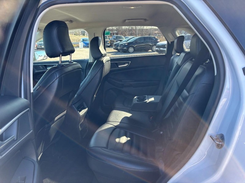 Ford Edge Vehicle Full-screen Gallery Image 12