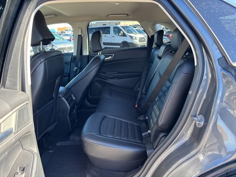 Ford Edge Vehicle Full-screen Gallery Image 12