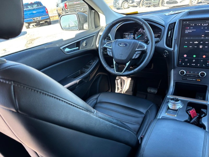 Ford Edge Vehicle Full-screen Gallery Image 13