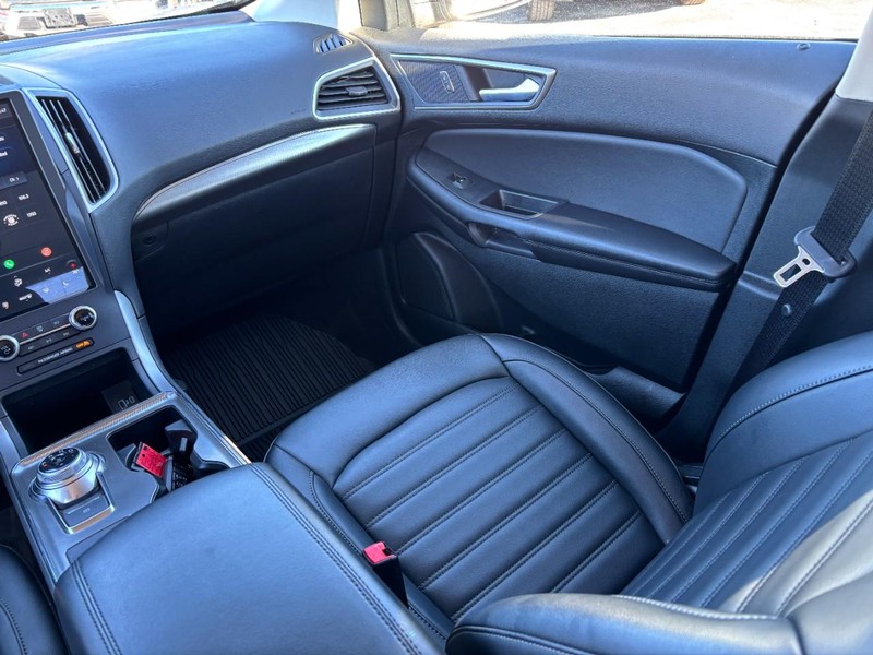 Ford Edge Vehicle Full-screen Gallery Image 15