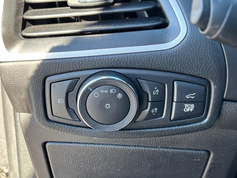 Ford Edge Vehicle Full-screen Gallery Image 17