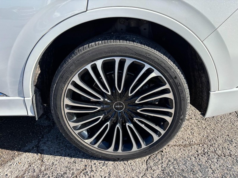 Lincoln Aviator Vehicle Full-screen Gallery Image 11