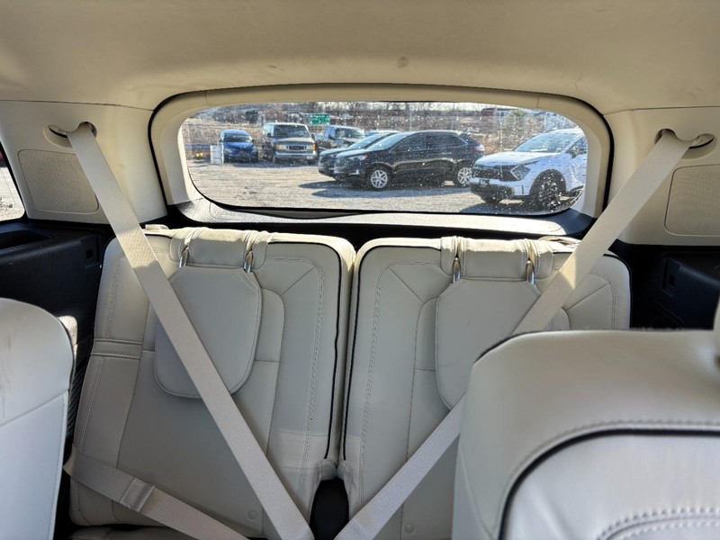 Lincoln Aviator Vehicle Full-screen Gallery Image 12