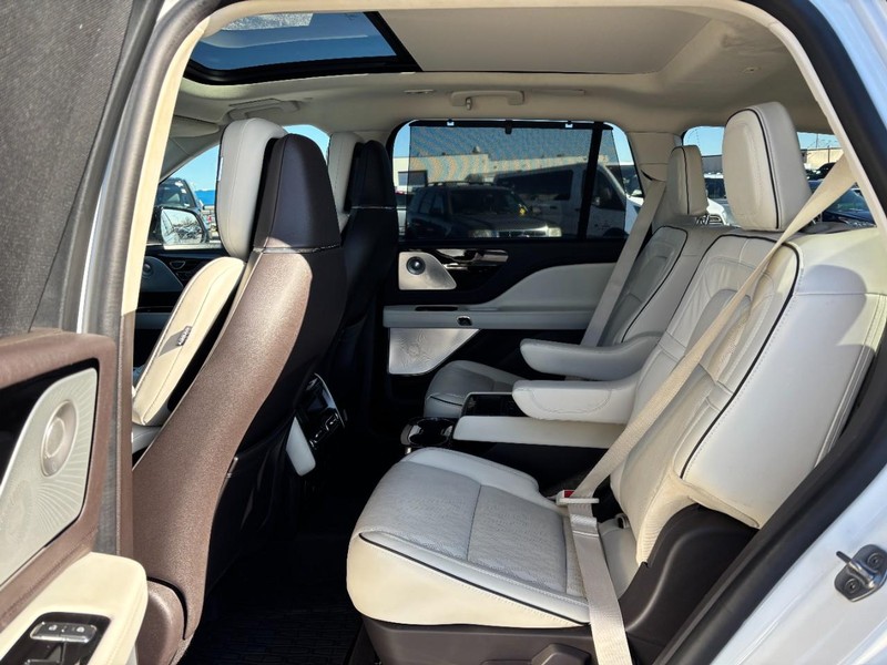 Lincoln Aviator Vehicle Full-screen Gallery Image 13
