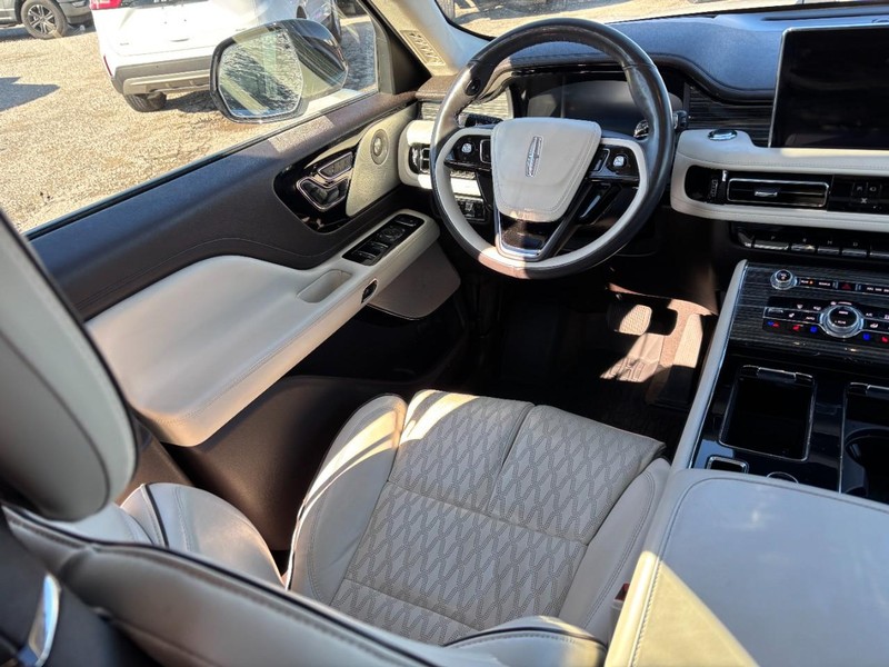 Lincoln Aviator Vehicle Full-screen Gallery Image 15