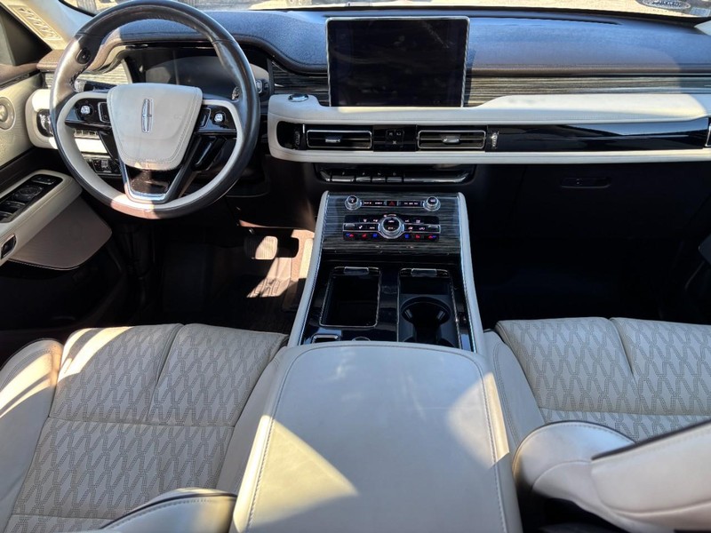 Lincoln Aviator Vehicle Full-screen Gallery Image 16