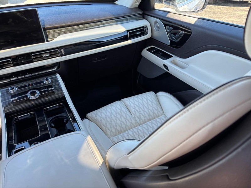 Lincoln Aviator Vehicle Full-screen Gallery Image 17