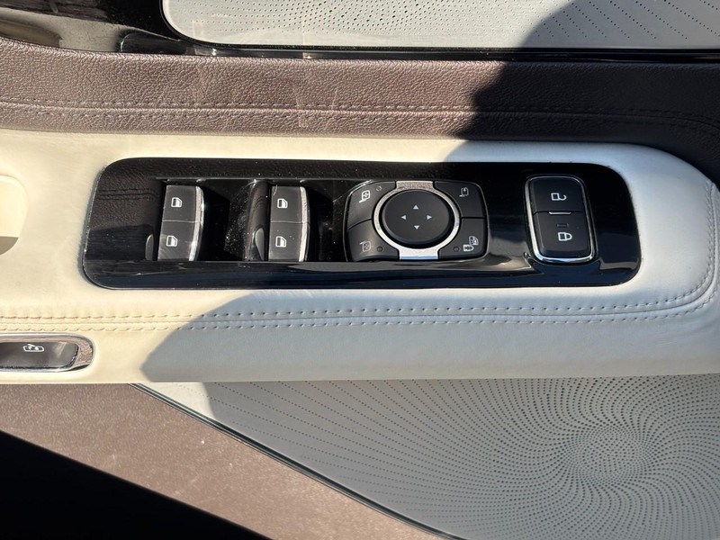 Lincoln Aviator Vehicle Full-screen Gallery Image 19
