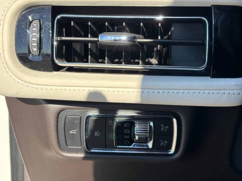 Lincoln Aviator Vehicle Full-screen Gallery Image 20