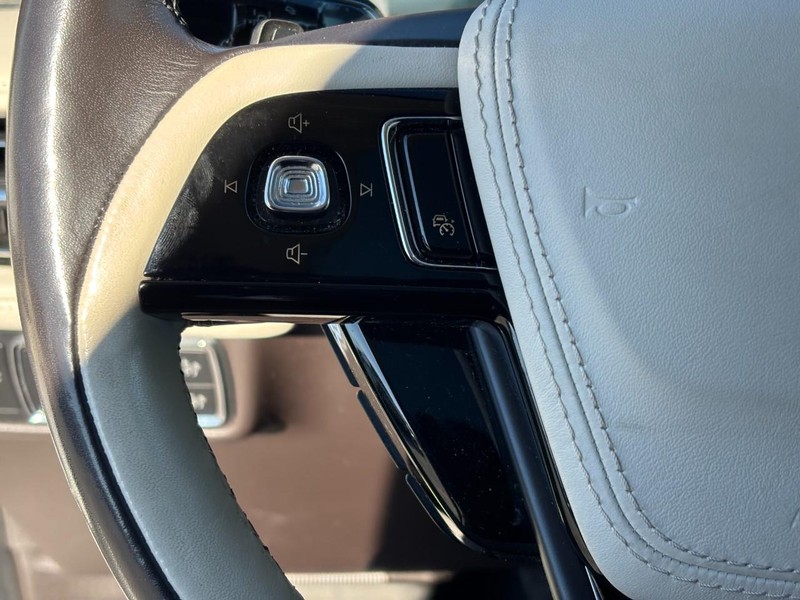 Lincoln Aviator Vehicle Full-screen Gallery Image 21