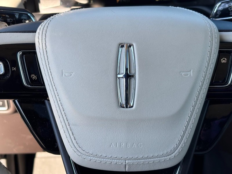 Lincoln Aviator Vehicle Full-screen Gallery Image 22