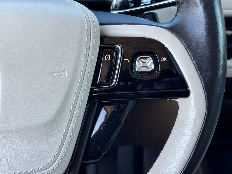 Lincoln Aviator Vehicle Full-screen Gallery Image 23