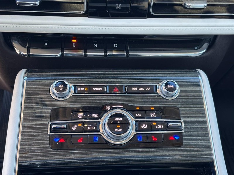 Lincoln Aviator Vehicle Full-screen Gallery Image 27