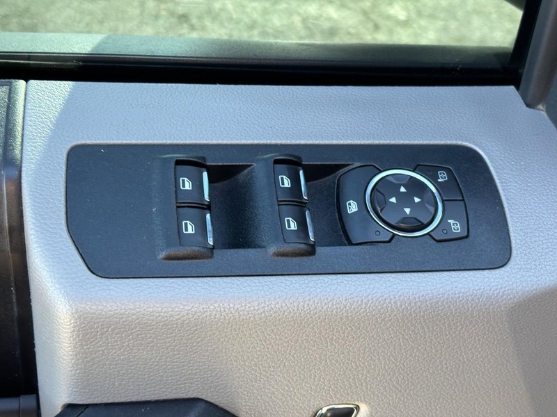 Ford F-150 Vehicle Full-screen Gallery Image 16