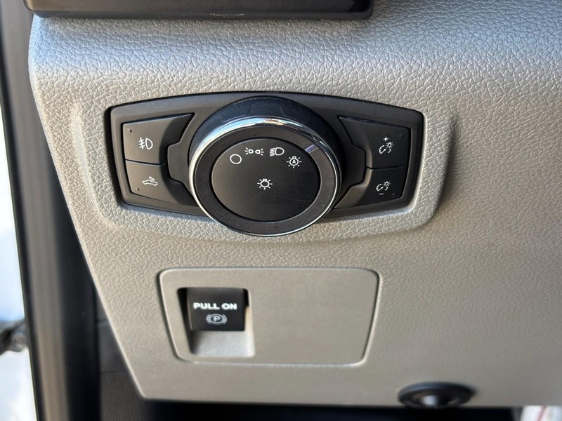 Ford F-150 Vehicle Full-screen Gallery Image 17